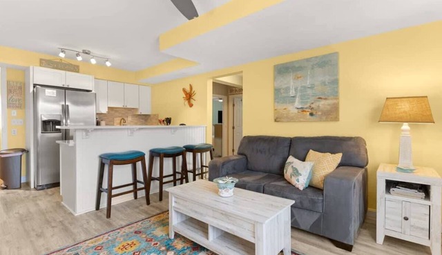 10 Mins From Downtown | Walk to Beach & Lighthouse