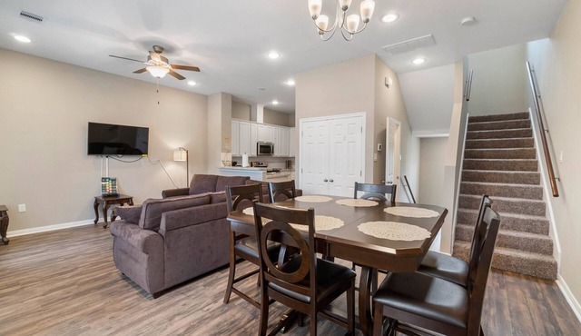 10 mins from IAH/King Bed - Spacious 2 Bedroom home - Unit B