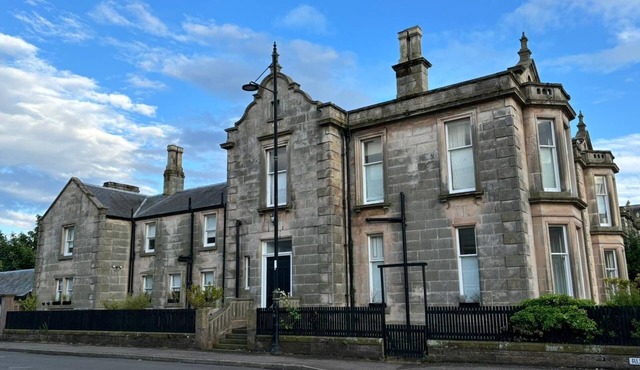 10 mins from the beach and one of the finest Links Golf Courses in Scotland.