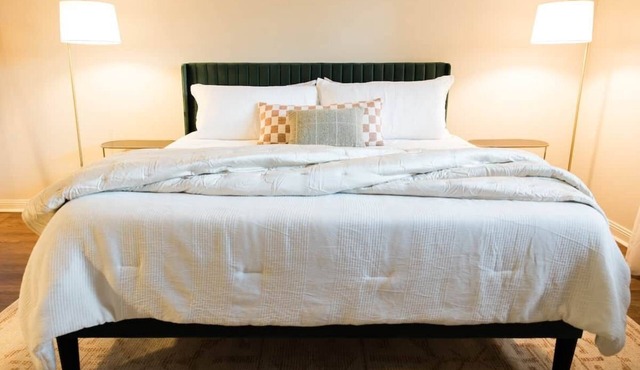<10 mins to A&M! Group Stays! Spacious & Quiet