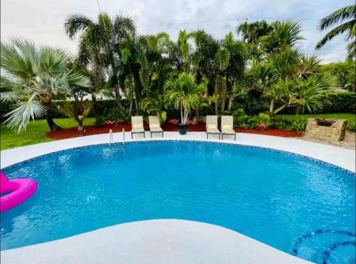 10 mins to Beach, 4 Bd, Heated Salt water pool