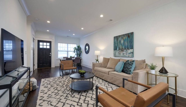 10 Mins To Broadway - Alluring Gated Townhome