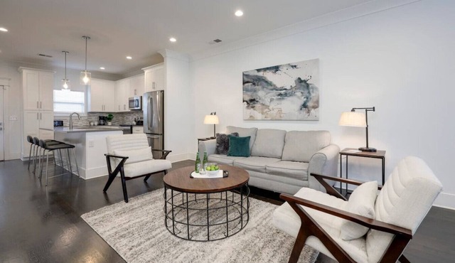 10 Mins To Broadway - Modern Gated Townhome