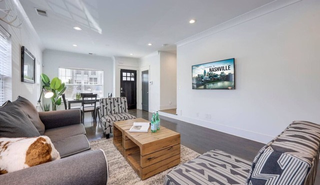 10 Mins To Broadway - Stunning Townhome