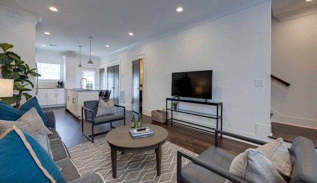 10 Mins To Broadway - Stylish Gated Townhome