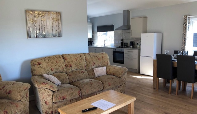 10 mins to Bury St Edmunds, lovely self-catering Lodge on Kings Forest.