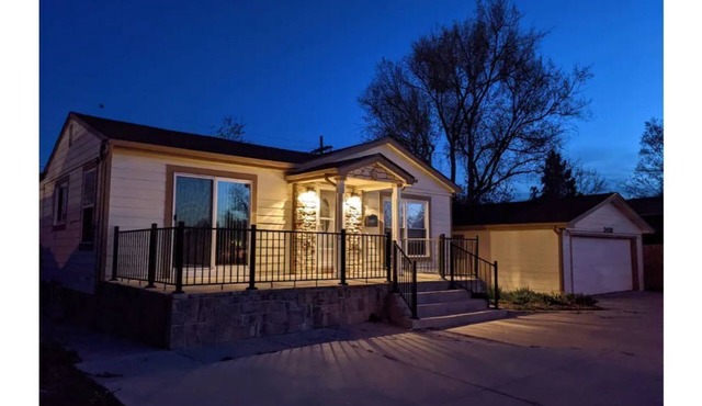 10 Mins to Downtown! - Dog Friendly - Red Rocks - Remote Office - Patio & Grill