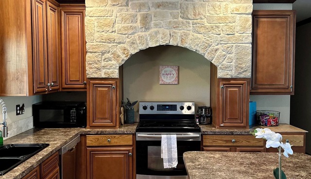 10 mins to Lake Granbury and Glen Rose. Pet Friendly!