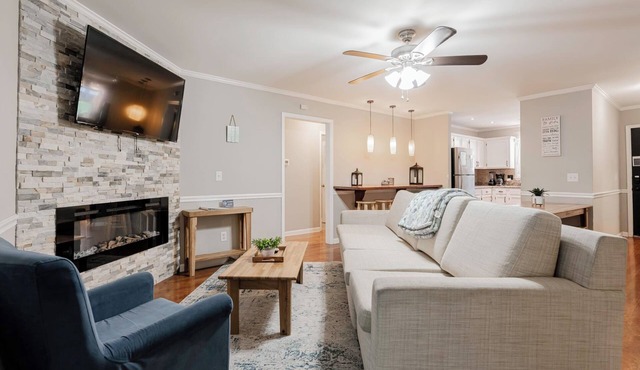 10 Mins to Lake Murray! The Dutch Creek Cottage