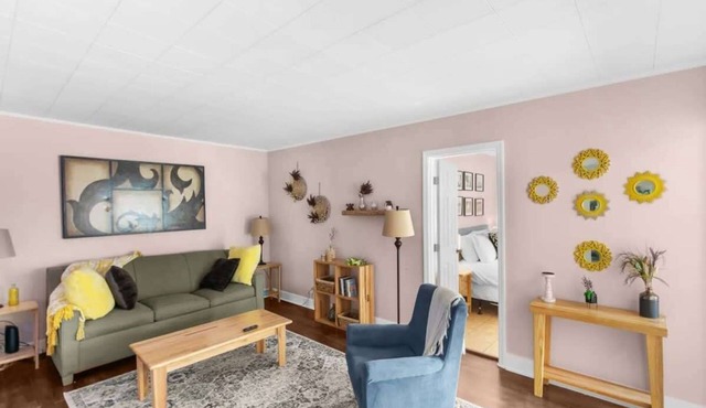 10 Mins to Legion Field Stadium- Blushing Bungalow