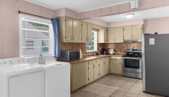 10 Mins to Legion Field Stadium- Blushing Bungalow