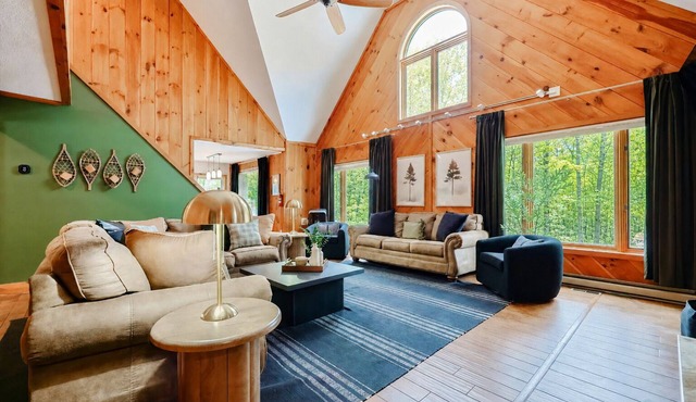 10 Mins to Mt Snow Golf-Barrel Sauna, Game Room, Fire Pit, Hot Tub, Pet Friendly