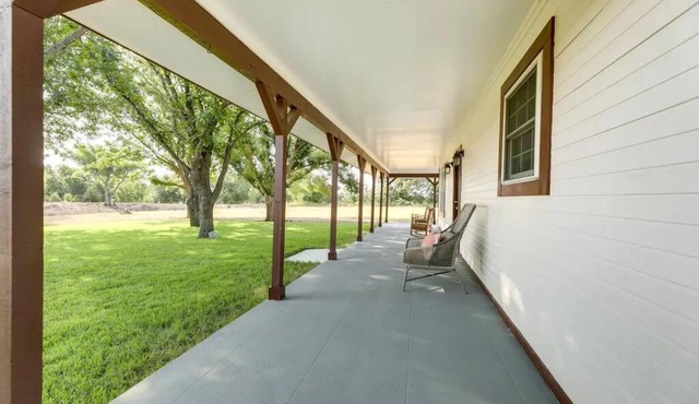 10 mins to Samsung Taylor -Home in Coupland, Texa