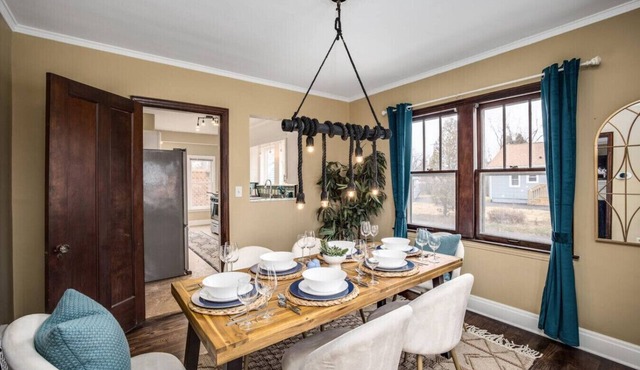 10 Mins To The Big House/Sleeps Up To 10 Guests