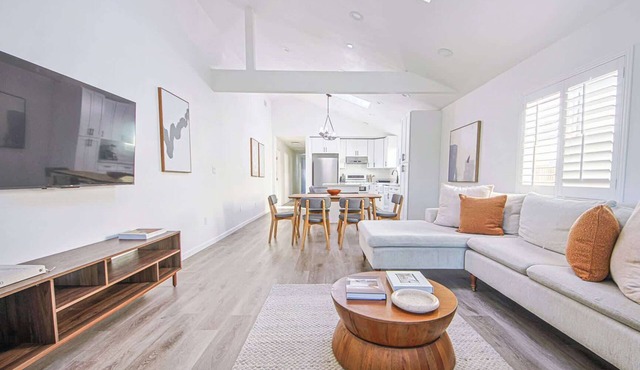 10 mins to Venice Beach Charming 3B Home