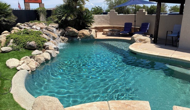 10 minute drive to Ramsey Canyon Preserve! Private 3-bedroom house with a pool.
