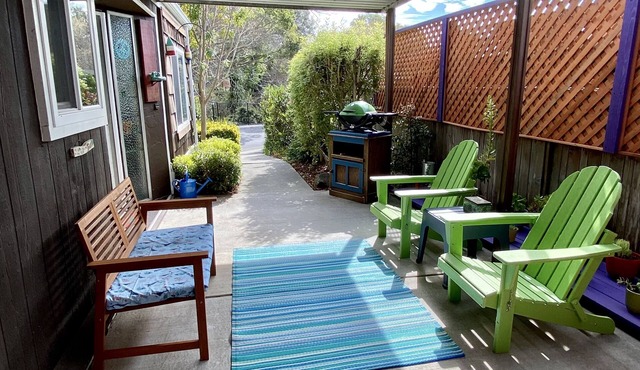 10 minute walk to Capitola Village and ocean