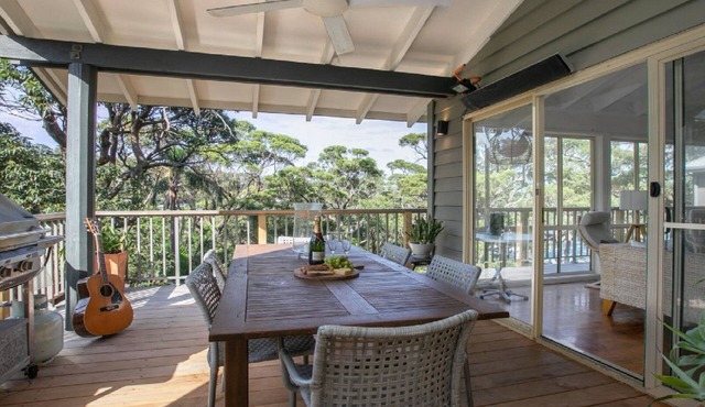 10 minute walk to Copacabana Beach, shops and cafes