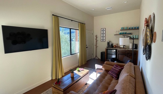 10 Minute Walk to Downtown Cave Creek Restaurants, Night Life and Shops