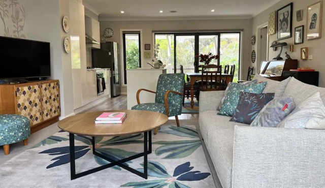 10 minute walk to Sovreign Hill beautifully decorated lake access Close to CBD