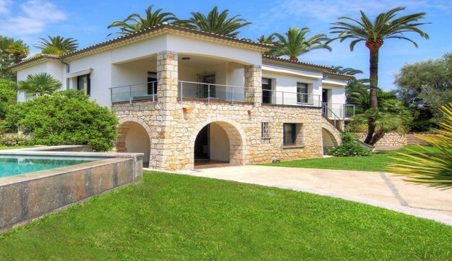 10-minute walk to town center - Contemporary villa