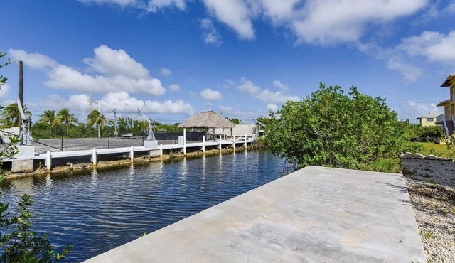 10 minutes away from Bahia Honda and 30 minutes away from Key West