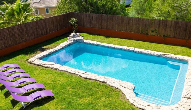 10 minutes by car from Sitges. Villa El Olivo. XXL pool. Heated to 28º