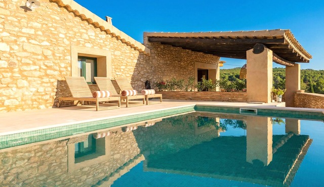 10 minutes by car from Sitges. Masia La Torre. Authentic. Charm. Nature.