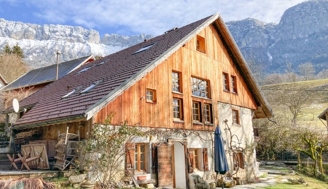 10 minutes from Lake Annecy, charming cabin-style chalet