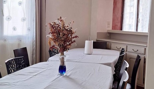 10 minutes from downtown and the train station; reverse duplex awaits you!