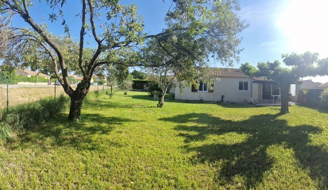 10 minutes from Avignon! Very quiet country house with a small swimming pool