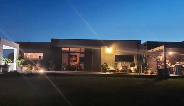 10 minutes from Bergerac, contemporary villa in the Monbazillac vineyards