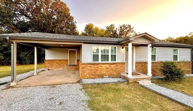 10 minutes from Blue Oval - 3 bed 1 bath/Den/Kitchen/Laundry. Furnished