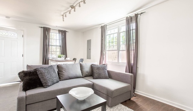 10 minutes from Downtown! Newly renovated, cozy space, home away from home