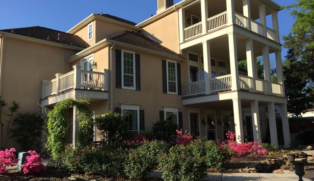 10 Minutes from Downtown Memphis - Southern Luxury in this Spacious Home