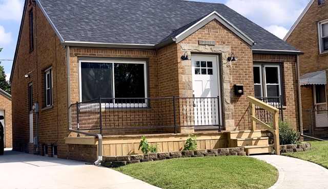 10 minutes from Downtown Toledo! Cozy 2bed, 2bath, game room, propane fire pit