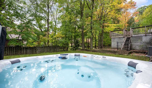 10 minutes from GR. High end retro retreat with hot tub, bar, and board games.