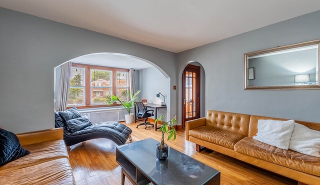 10 Minutes from Midway Airport Cozy Cottage Home