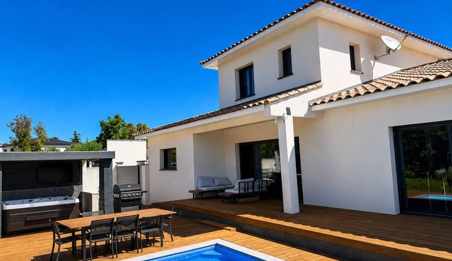 10 minutes from the beach, magnificent luxury villa with swimming pool and jacuzzi