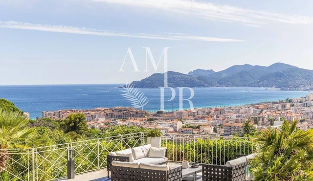 10 minutes from the Palais des Festivals, single-storey villa with panoramic sea view