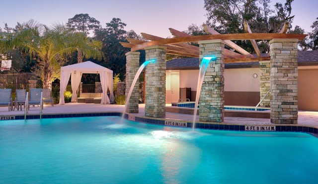 10 Minutes from U of Florida. Free Breakfast. Outdoor Pool & Hot Tub. Great for Small Groups!