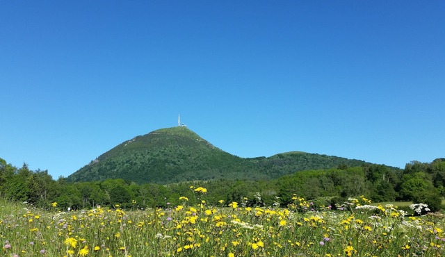 10 minutes from Vulcania, nature gite with terrace overlooking valley