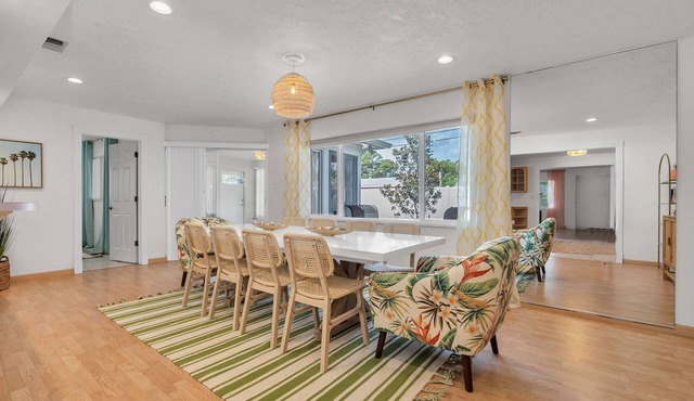 10 minutes to beach & downtown, hot tub, quiet neighborhood!