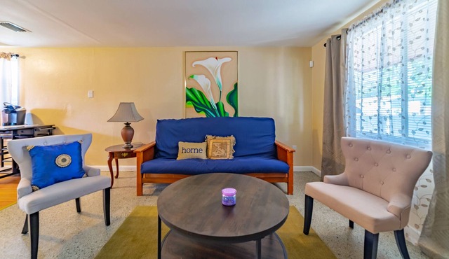 10 minutes to Busch Gardens and USF. Family sized space with backyard and grill.