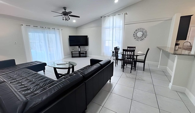 10 Minutes to Disney! Pool Hom, Large Backyard