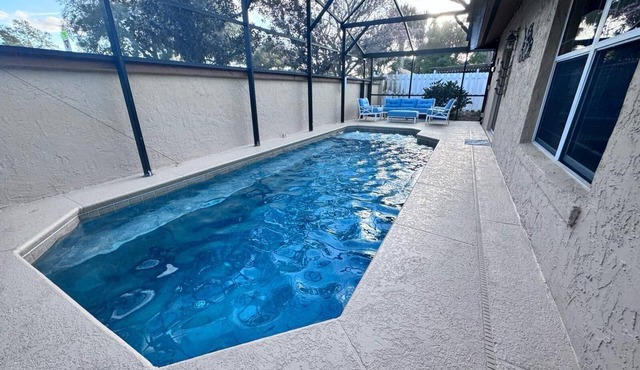 10 Minutes to Disney! Private Pool Home