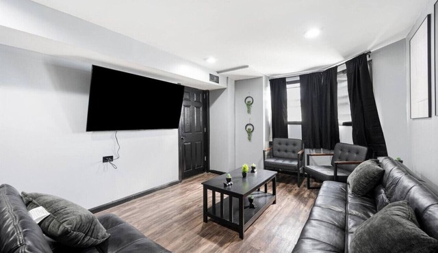 10 Minutes to Downtown Chicago - Sleeps 12 - King Beds - Games and Arcades