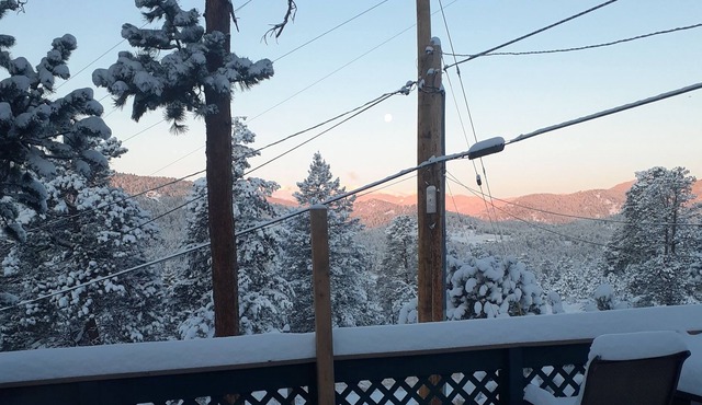 10 minutes to evergreen lake and downtown evergreen and 20 minutes to red rocks!
