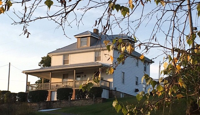 10 minutes to FallingWaterand 15 minutes to Ohiopyle. Very Quiet !