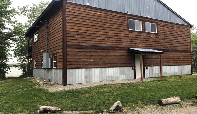 10 minutes to Glacier National Park! Central Eastside location for park access.